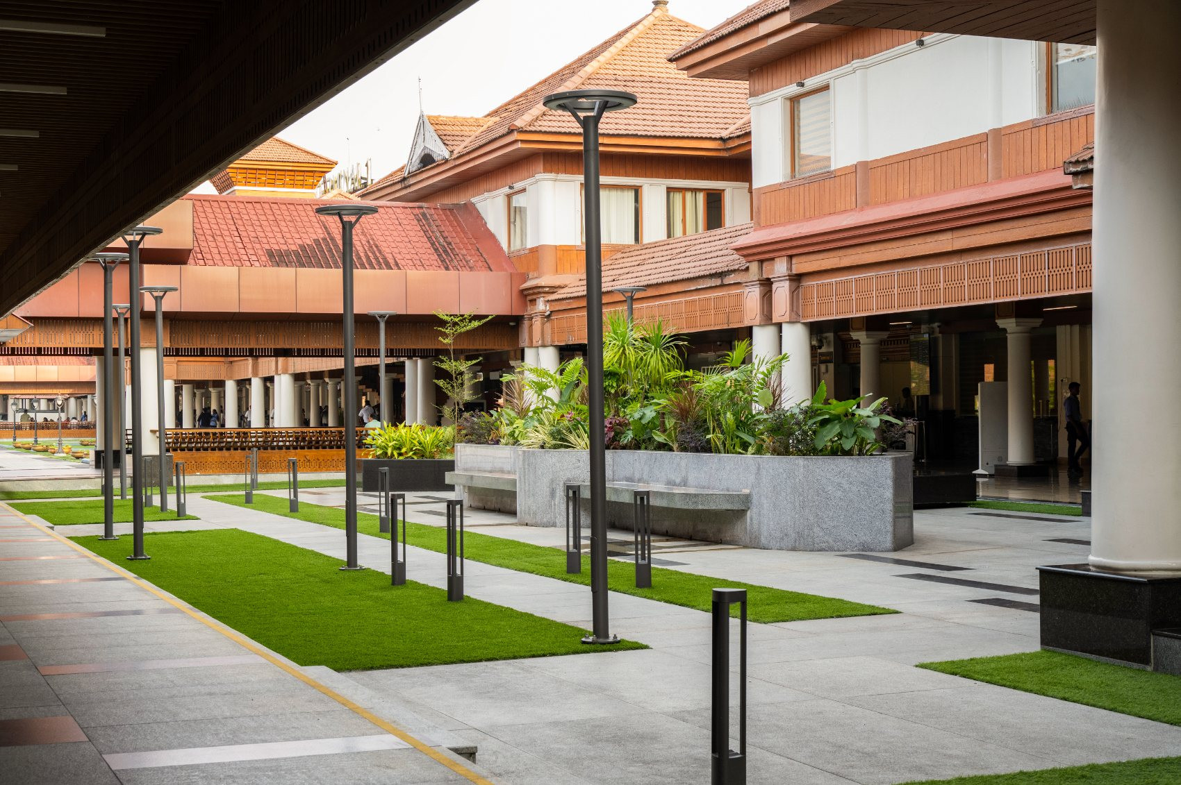 A courtyard that suspends the transit experience
